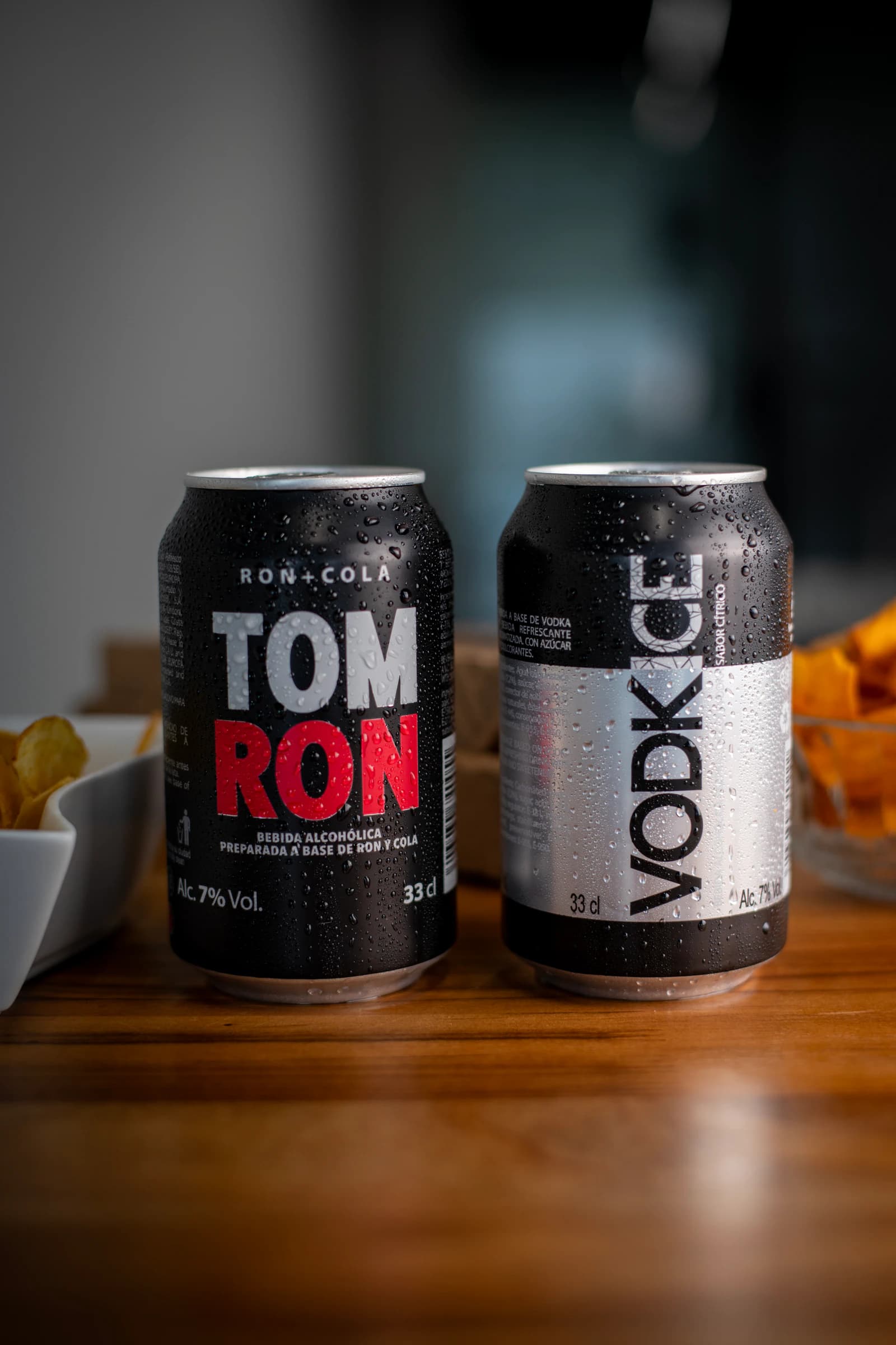 Latas de Tomron y Vodkice sobre una mesa