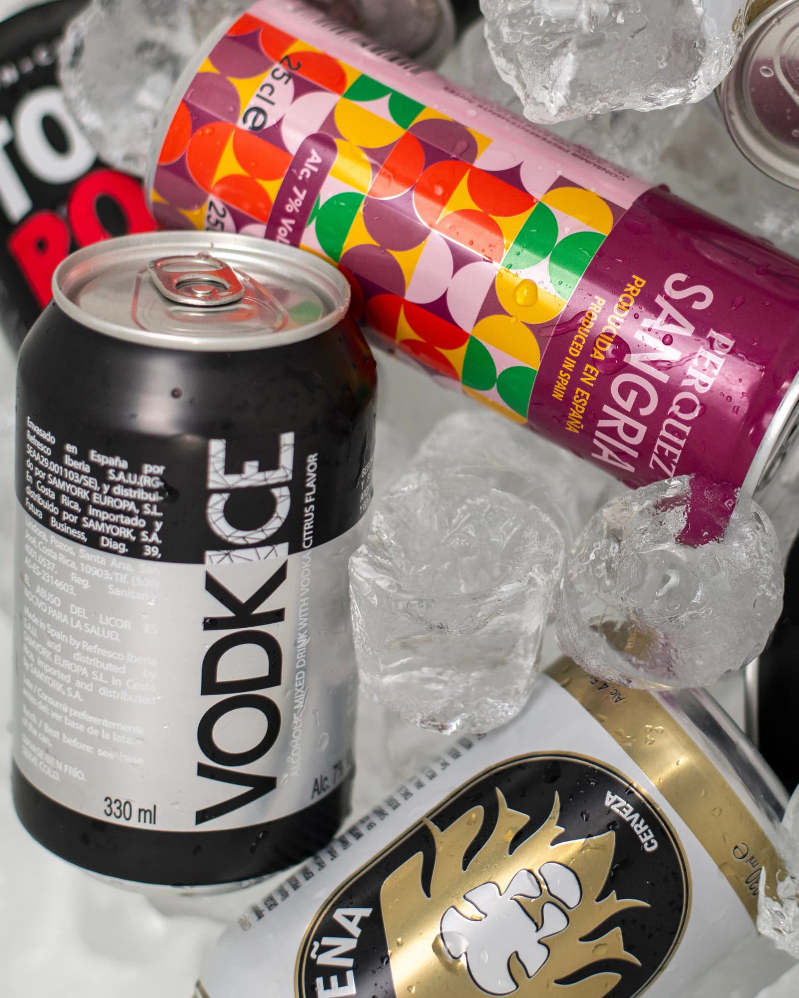 Lata de Vodkice entre otras latas sobre hielo